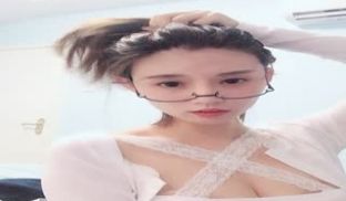 喵喵是个猫极品颜值酒窝美女，戴眼镜扎起头发，简直