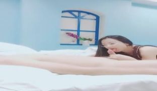 探花王操极骚眼镜熟女，舔蛋深喉蹲着按头口交，抱着