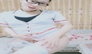 文化范眼镜夫妻直播啪啪啪四眼男是个大变态穿个连体