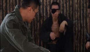 两个美女深入匪窝身份暴露 惨遭土匪脱光衣服吊打蹂