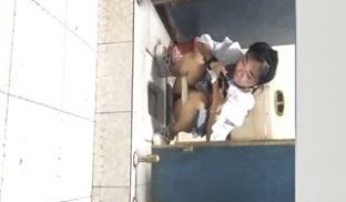 当面对着妹子拍系列1 妹子洗手间里面原来这么热闹
