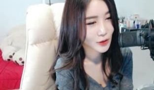 李荷艺24