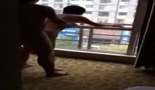 东北老哥约单男在阳台操自己巨乳媳妇被插至潮吹淫水