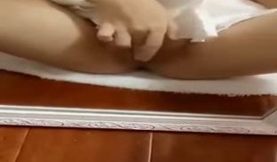 白丝美腿工口小妖精-3