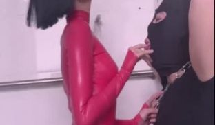 王的女人-阿朱上演红色皮衣单男舔B的诱惑