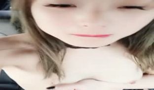 高颜值长相清秀妹子户外车震双人啪啪 道具玩弄一番
