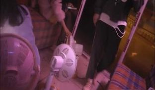 美容店外面看上个漂亮大胸美女等了一会才轮到,果然