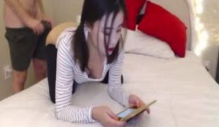 双马尾白虎小美女边玩手机边啪啪啪，老外大屌难道还