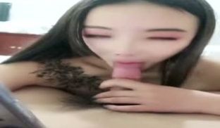 风骚诱人的白虎逼纹身小姐姐●舔鸡巴像舔棒棒糖一样