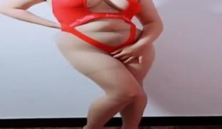 肉感熟女跳艳舞，不是全露的可能更撩人心扉