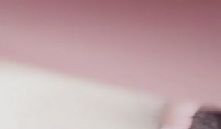 漂亮的戴着耳坠的美女主播直播大秀