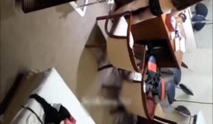 冒死躲在会所更衣间天花板偷窥个颜值不错的坐台妹子