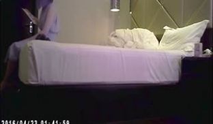 高价约炮艺校高颜值乖巧小美女特意穿上丝袜T裤肏爆