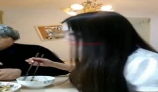 微博网红剧情演绎学妹饭后和咸湿父亲对白淫荡呻吟给