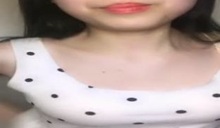 长发妹子脱光光全裸诱惑椅子上漏逼逼