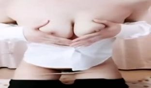 梦中佳人多自慰大秀~衬衫下的美乳让人心痒痒