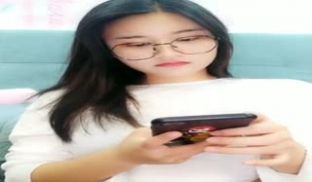 非常骚气眼镜妹子沙发上玩扩阴器翘着屁股尾巴肛塞插