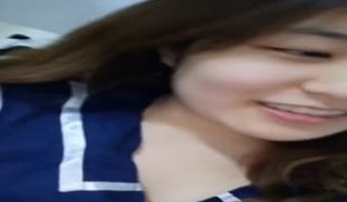 萌妹子情趣学生制服全裸床上道具jj口交抽插自慰逼