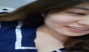 萌妹子情趣学生制服全裸床上道具jj口交抽插自慰逼