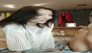 短发妹子和颜值不错美女裸秀脱光光自摸