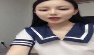 学生制服诱惑颜值不错妹子自慰秀换装床上道具抽插呻