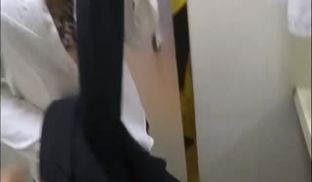 银行工作的性感女白领被男友要求上班穿开档丝袜~主