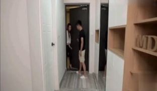 国产AV.偷邻居的内衣被发现？！只好用露出棒棒道
