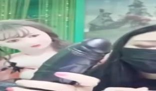 巨乳主播大战充气安娜贝尔.这年头主播不好当