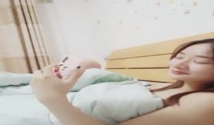 颜值不输女星的白皙性感美女宾馆被男友手嘴齐上玩的