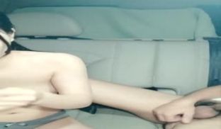 妹子车内多人秀车后座跪着舔jj口交最后射在嘴里