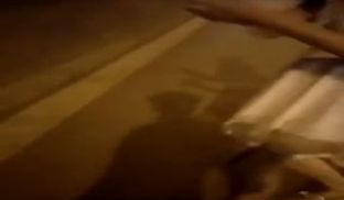 两个妹子深夜路边露出舔奶舔逼.路边石头上椅子上撩
