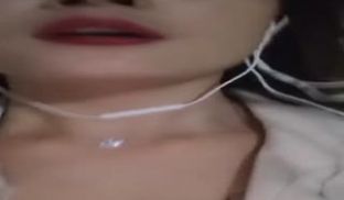 高颜值翘臀丝袜美女主播户外寻个厕所约猛男啪啪