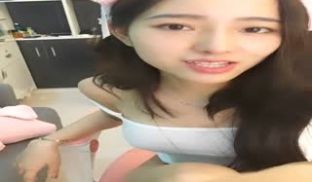 骚气贝贝跳蛋塞逼逼浴室洗澡秀苗条身材声音很嗲