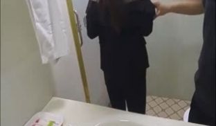 顶级剧情：公司黑丝御姐OL刚下班●就拉到厕所阳台