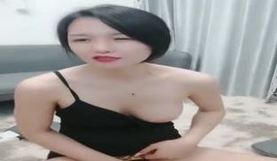 淫少妇与三男4p足交性交