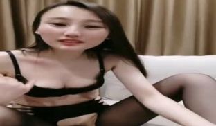 很有韵味笑起来甜美少妇
