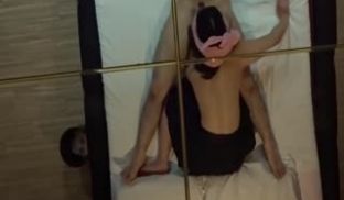国产约炮自拍，炮友不想露脸，拿个东西把眼睛蒙上了