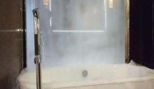 姐妹花一起约炮友玩双飞