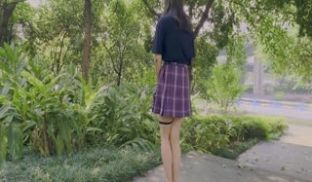 伪娘 - 树荫下的女装自慰