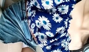女大学生放学后在教室里拿着双汇火腿自慰插逼，小穴
