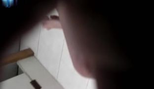 商场公共卫生间拍摄到的蓝指甲漂亮美眉如厕嘘嘘貌似