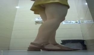 商场厕拍系列 身材好的美女为了尿尿，差不多把衣服