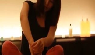 妩媚少妇手法精湛，推油打飞机套弄鸡巴龟头蛋蛋极度