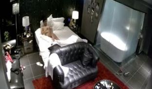 酒店豪华套房偷拍眼镜男和高挑身材女友啪啪，从床上