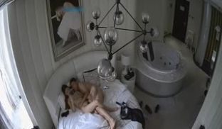 豪华套房TP身材苗条阴毛性感漂亮美女被很能干的男