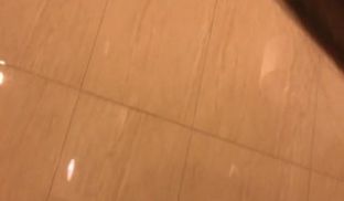 约炮音乐学院气质女神到餐厅的卫生间打炮怕听见不敢