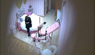 精品特色宾馆偷拍胸大性感的气质美女不愿意在炮椅上