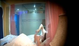 肤白貌美的高颜值性感美女和眼镜男酒店开房,开始美