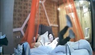 精品酒店偷拍穿着很性感的包臀短裙大学美女和男友酒