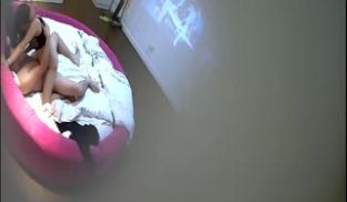 特色宾馆偷拍气质漂亮美少妇和男同事下班开房偷情,